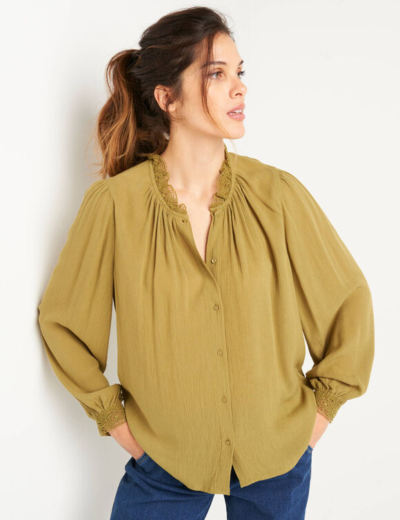 Chemisier uni en crépon, col volanté macramé (vert olive) Chemisier uni en crépon, col volanté macramé (vert olive)